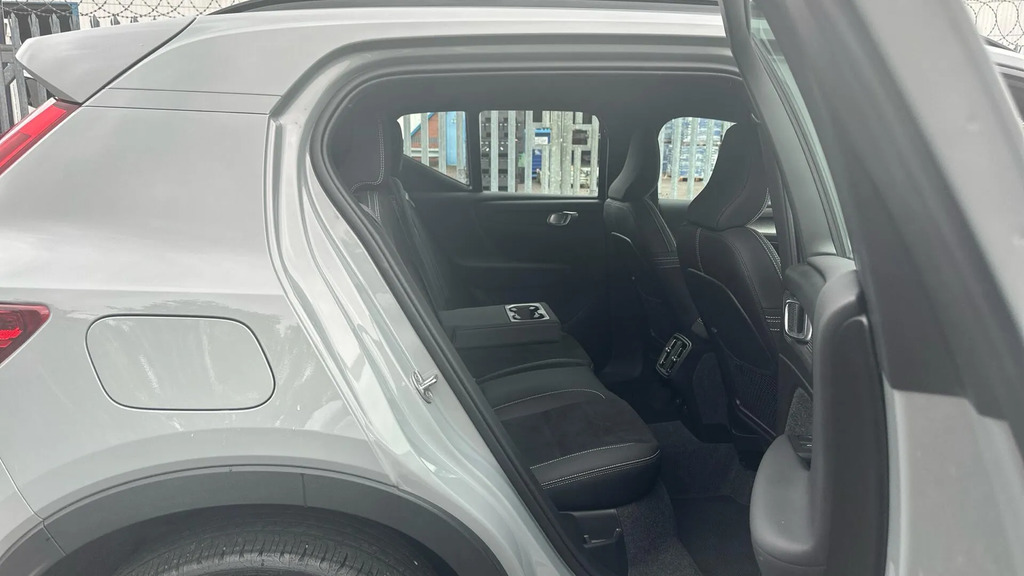 Volvo XC40 2.0 B4p Plus Dark YG24GEX #6