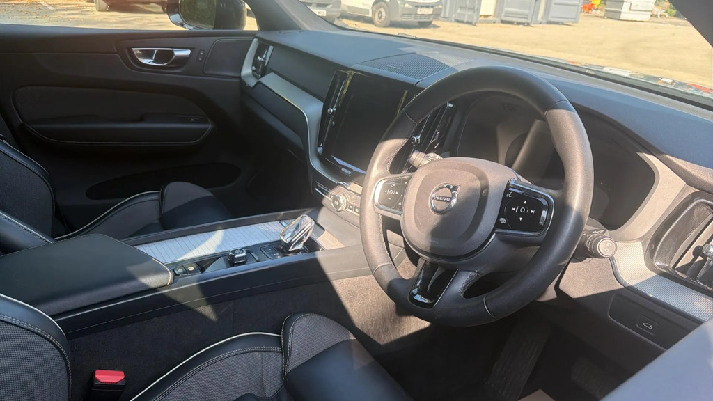 Volvo XC60 Plus Dark B4 Awd Mild Hybrid SM72UYZ #4