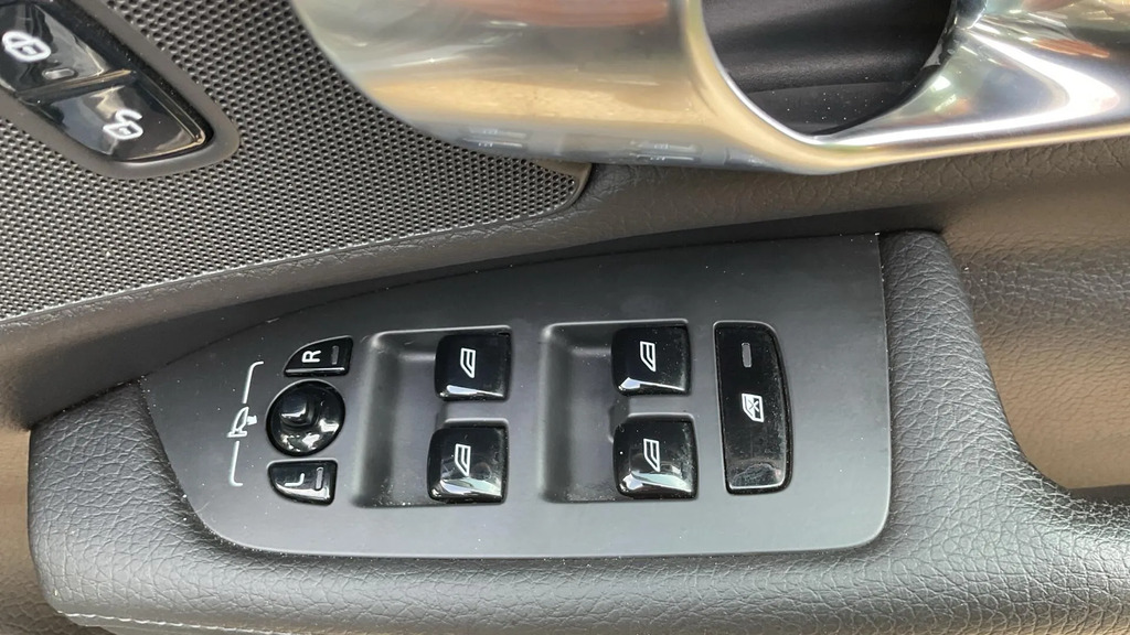 Volvo V90 D4 Momentum Grey #21