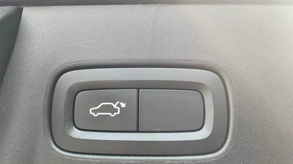 Volvo V90 D4 Momentum Grey #32