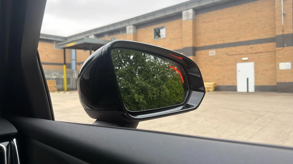 Volvo V60 T8 Awd Phev Ultra Dark Black #38