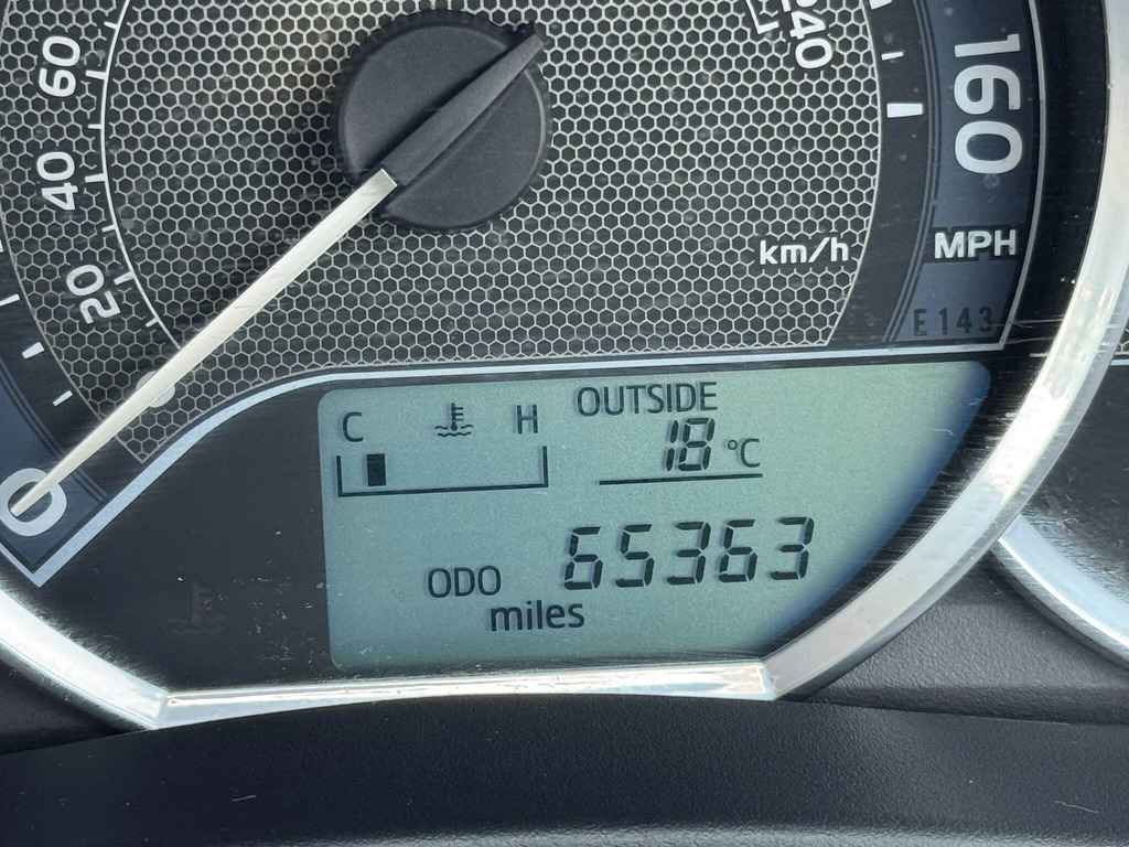Toyota Auris Hatchback Red #18