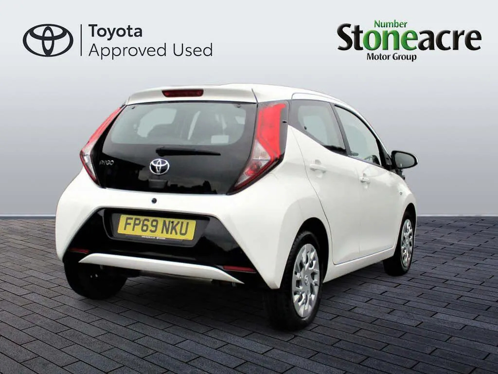 Toyota Aygo 1.0 Vvt-i X-play White #2