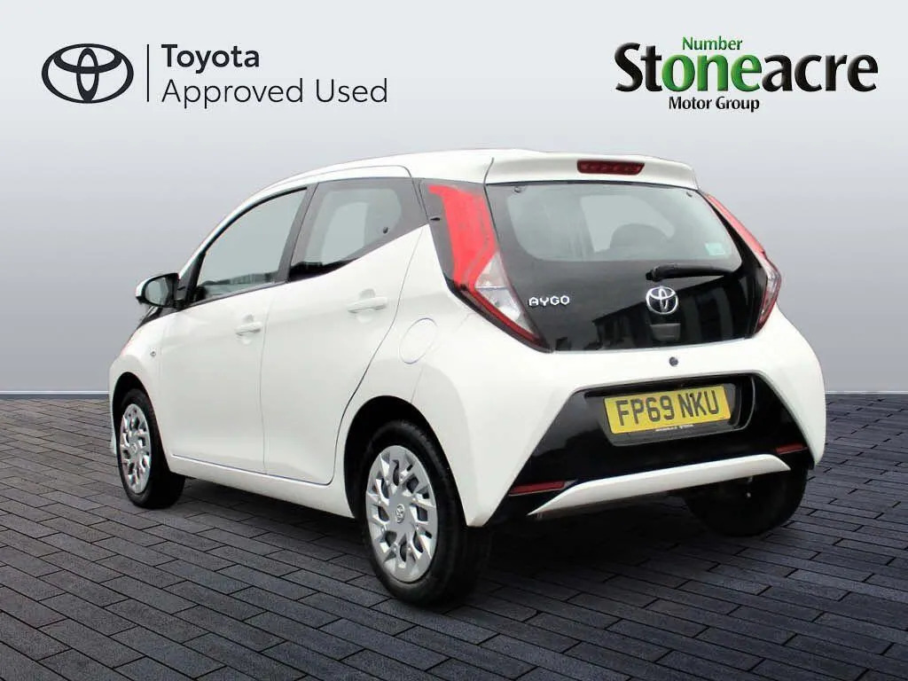 Toyota Aygo 1.0 Vvt-i X-play White #4