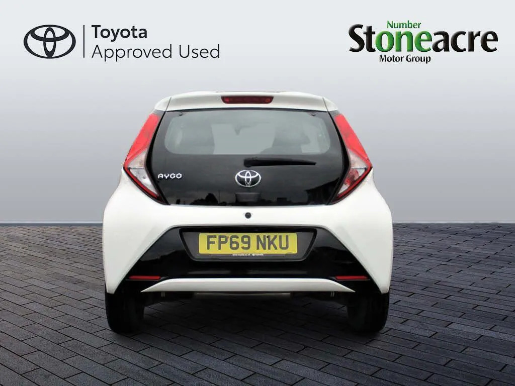 Toyota Aygo 1.0 Vvt-i X-play White #3