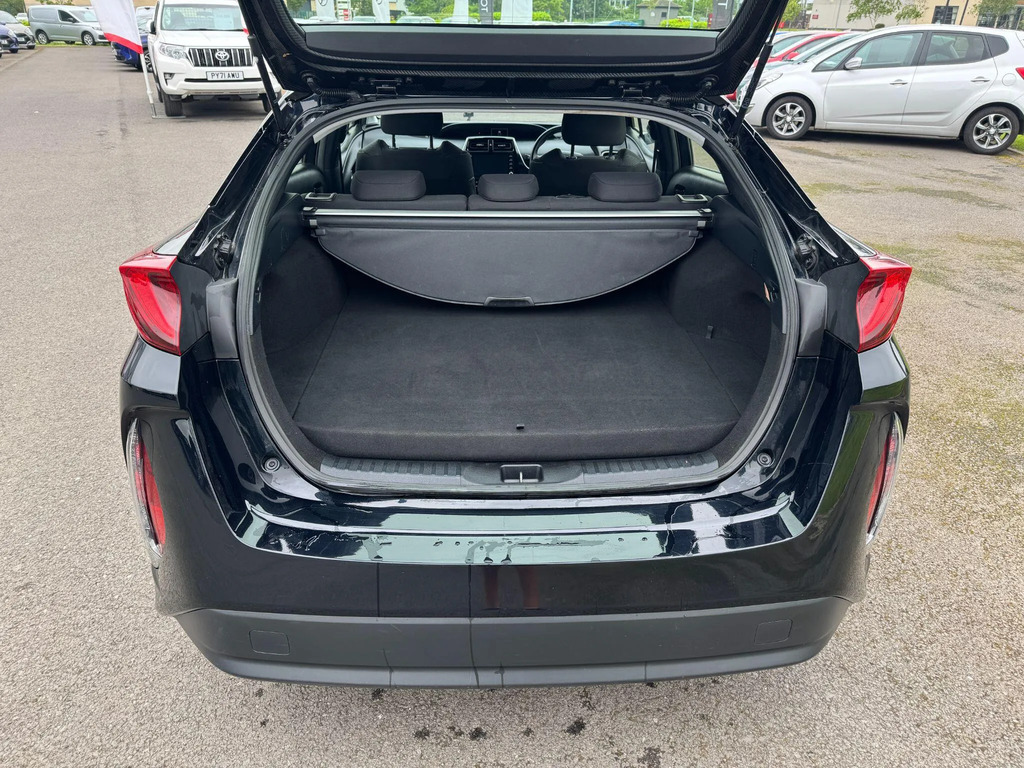 Toyota Prius+ 1.8L Excel White #10