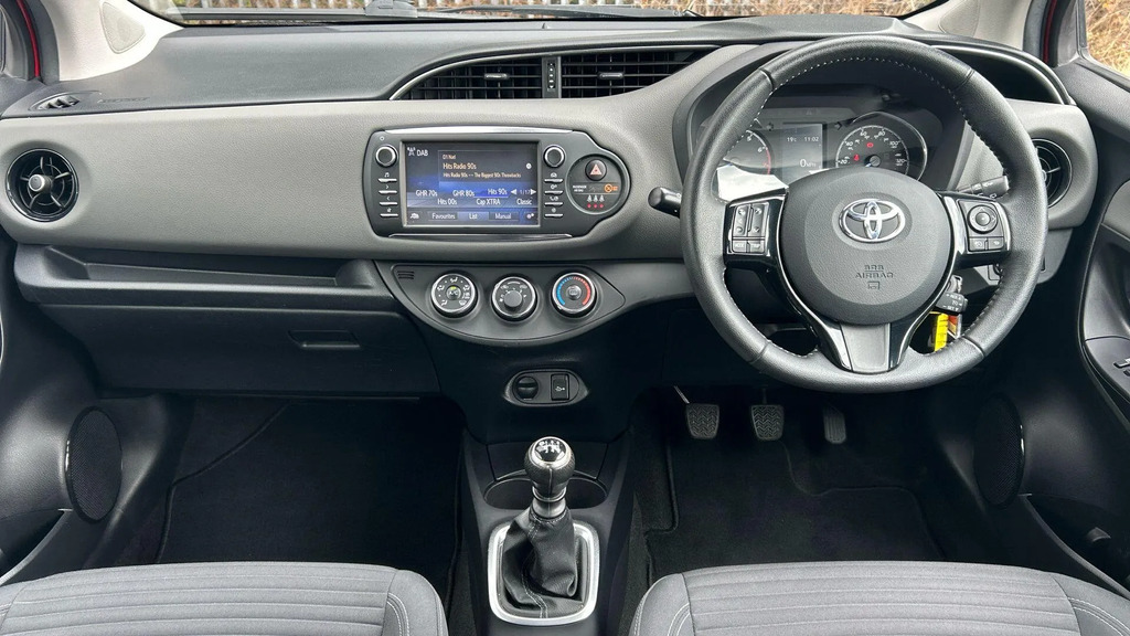 Toyota Yaris Dynamic Silver #9