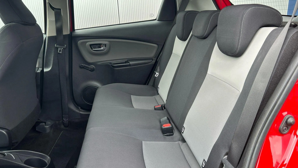 Toyota Yaris Dynamic Silver #17