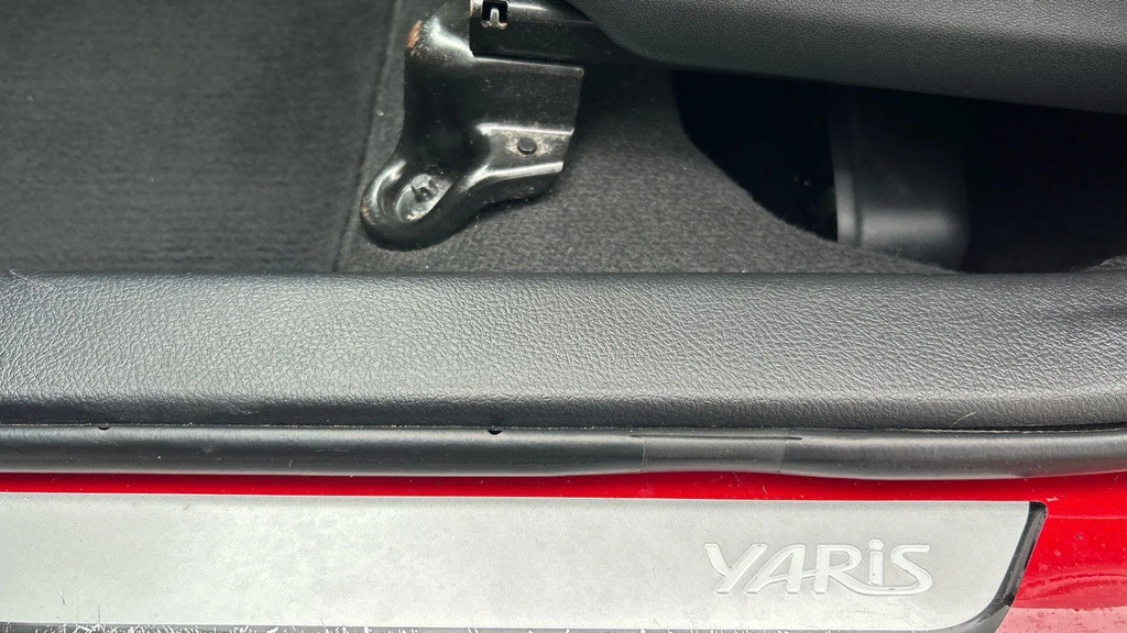 Toyota Yaris Dynamic Silver #33