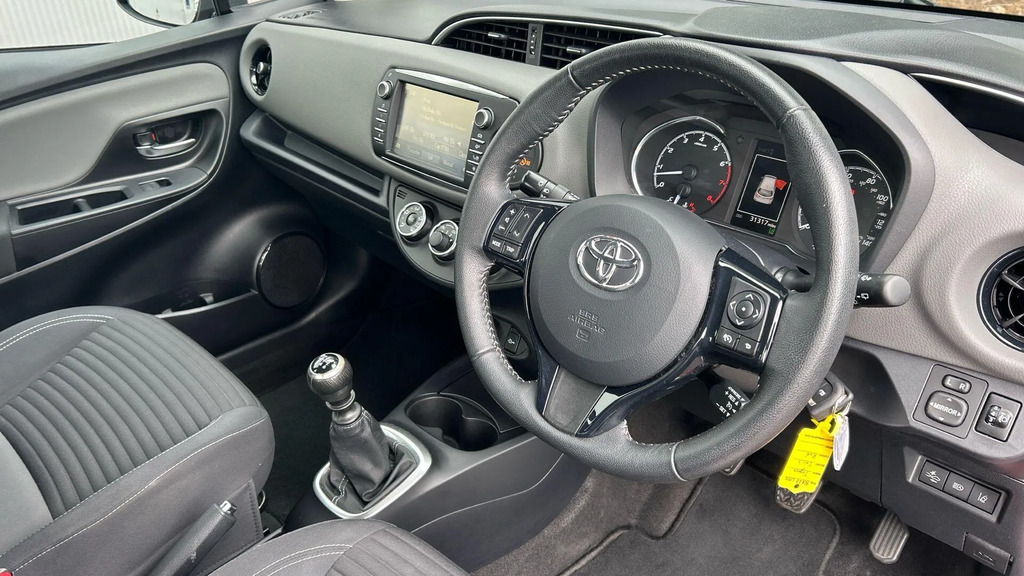 Toyota Yaris Dynamic Silver #10
