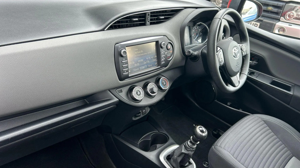 Toyota Yaris Dynamic Silver #35