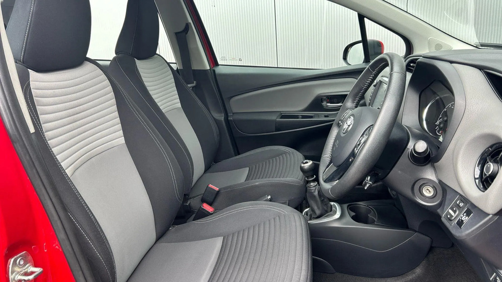 Toyota Yaris Dynamic Silver #15