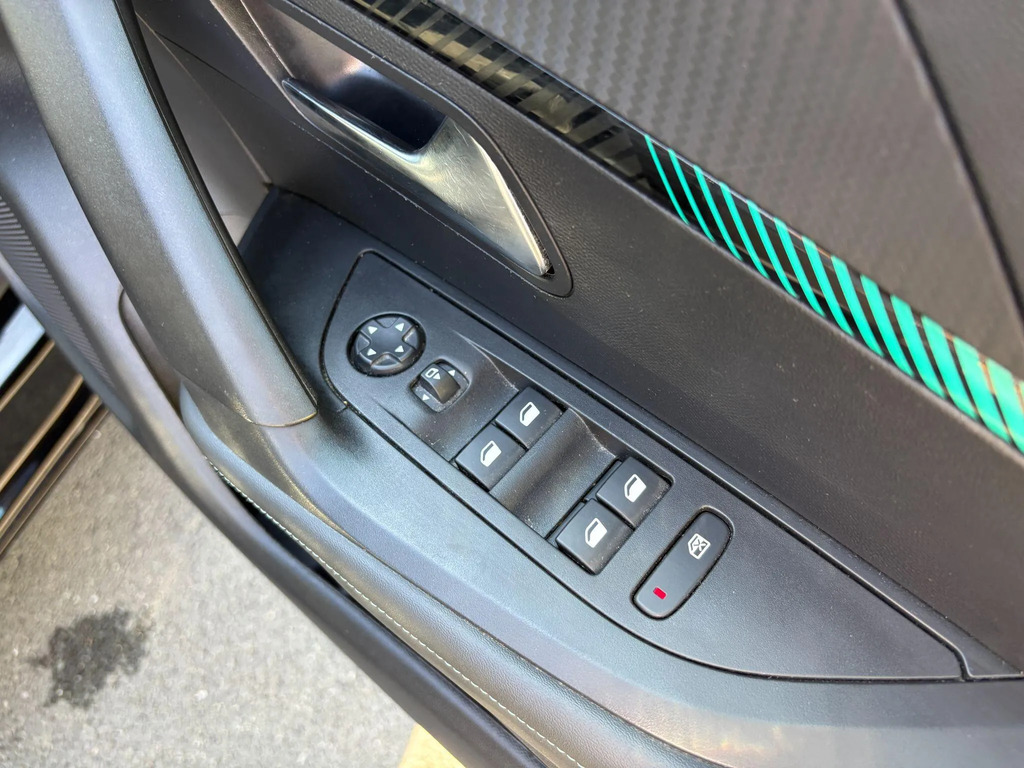 Peugeot e-2008 50Kwh Gt #26