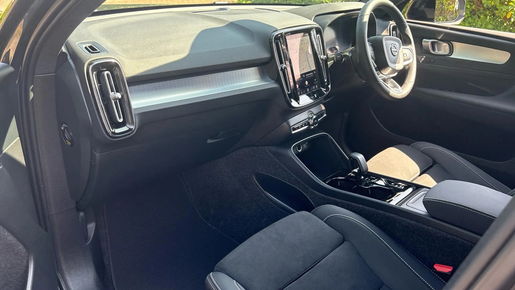 Volvo XC40 B4 Plus Dark Rear Camera Heated Seats White #24