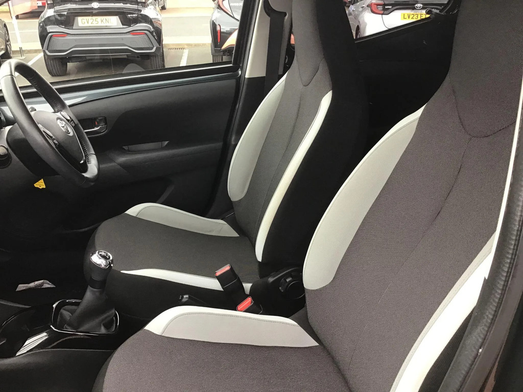 Toyota Aygo Hatchback White #14