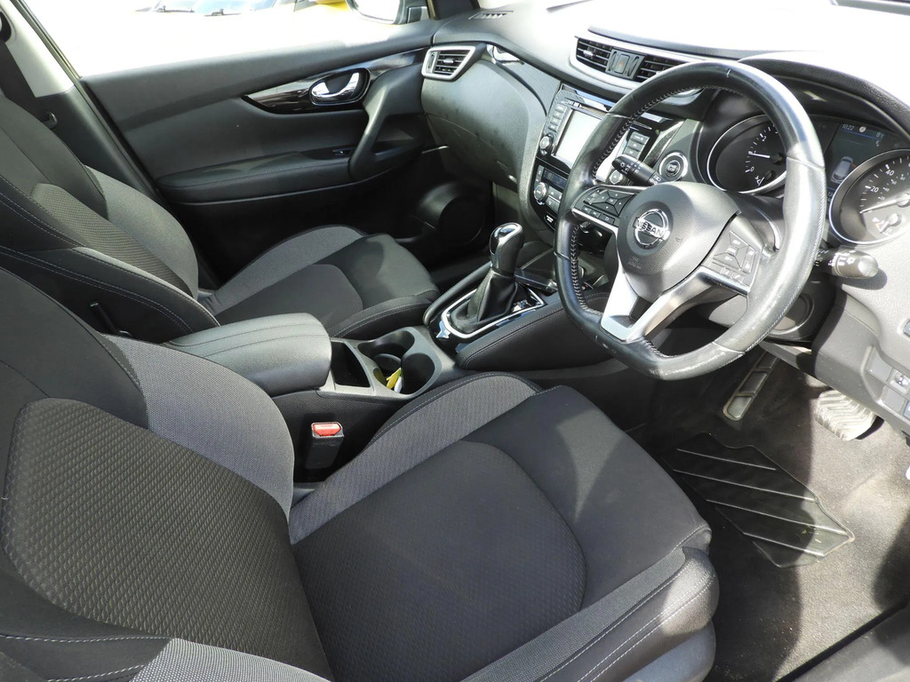 Nissan Qashqai 1.3 N Connecta Red #11