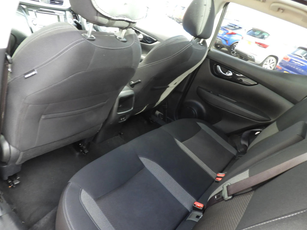 Nissan Qashqai 1.3 N Connecta Red #19