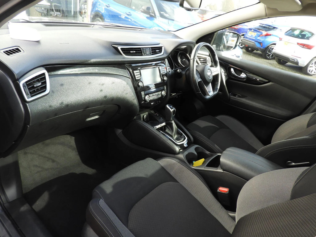 Nissan Qashqai 1.3 N Connecta Red #13
