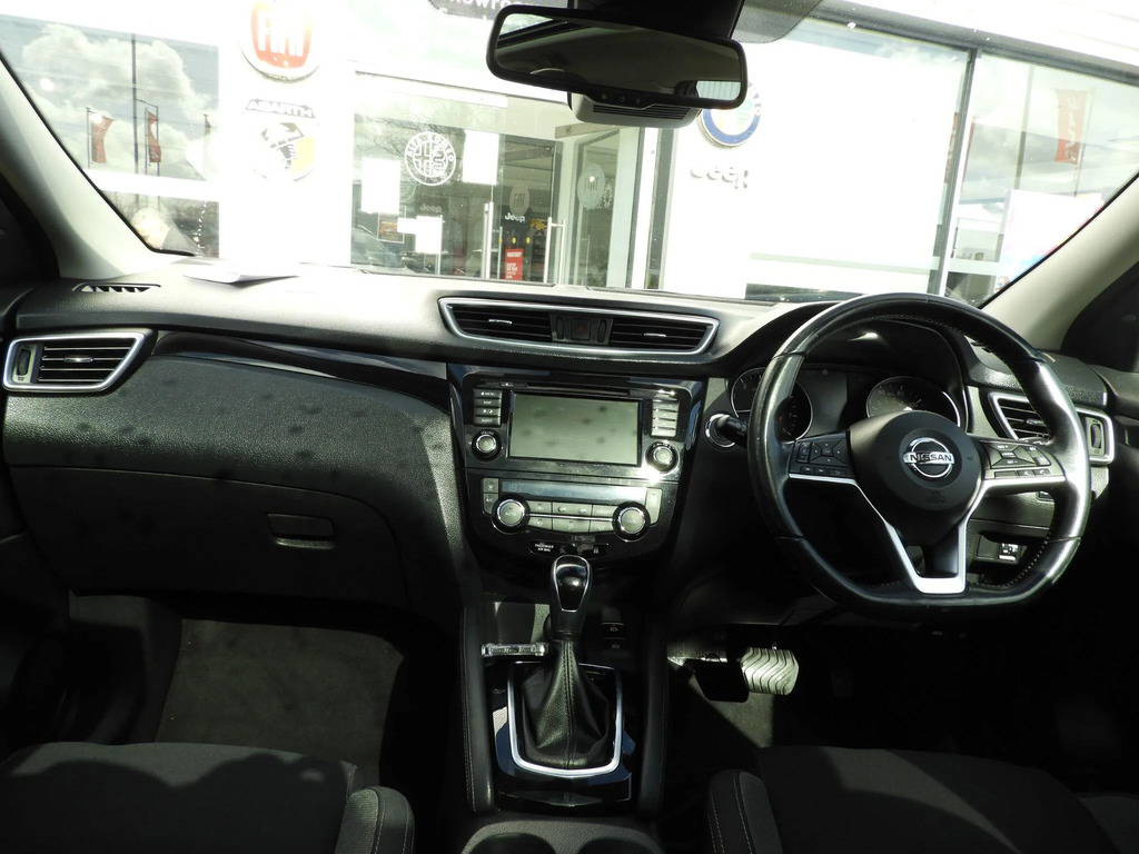 Nissan Qashqai 1.3 N Connecta Red #12