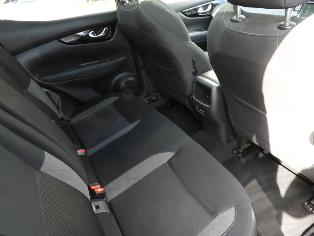 Nissan Qashqai 1.3 N Connecta Red #18