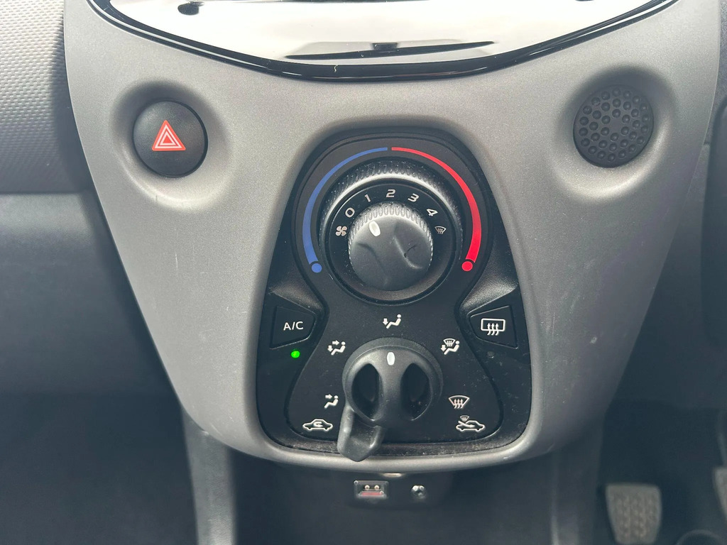 Peugeot 108 1.0 72 Active Red #23