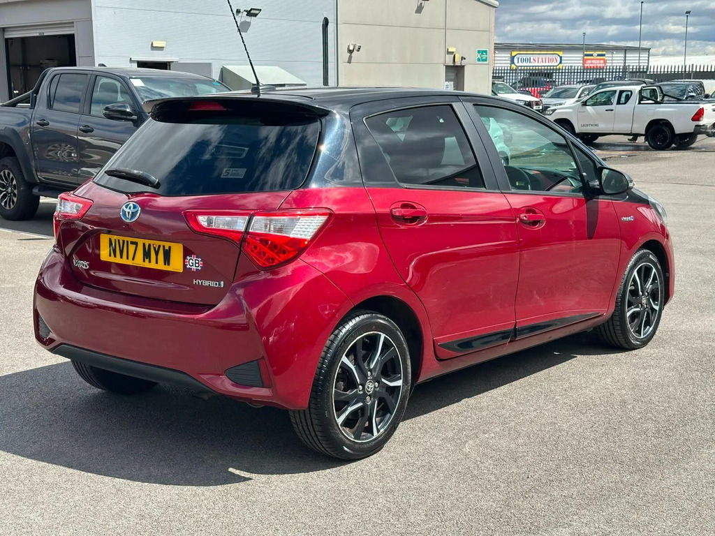 Toyota Yaris 1.5 Vvt-h Blue Bi-tone Hatchback Hybrid  #2
