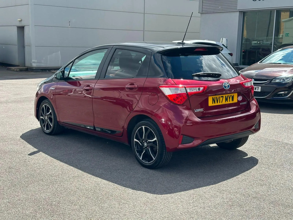 Toyota Yaris 1.5 Vvt-h Blue Bi-tone Hatchback Hybrid  #4