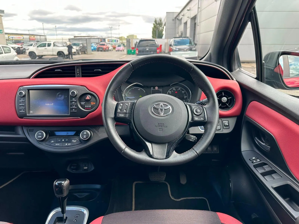 Toyota Yaris 1.5 Vvt-h Blue Bi-tone Hatchback Hybrid  #6