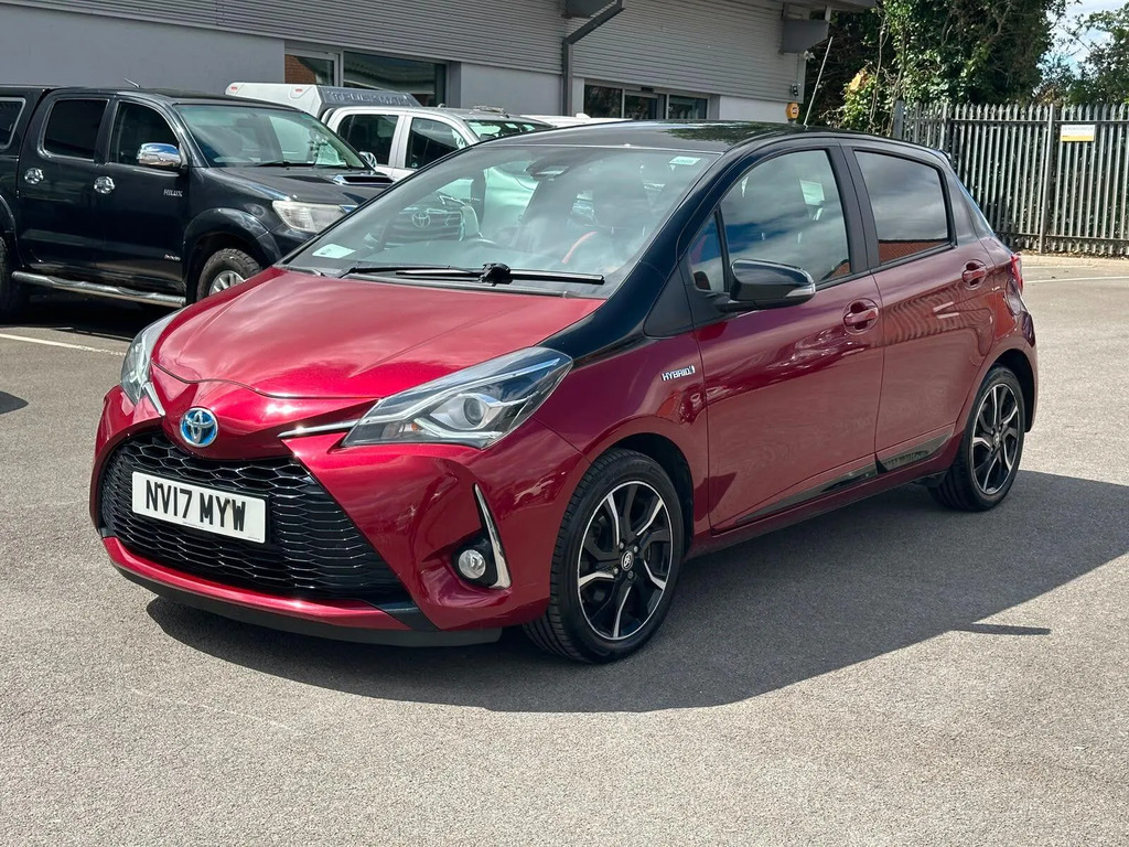 Toyota Yaris 1.5 Vvt-h Blue Bi-tone Hatchback Hybrid  #3