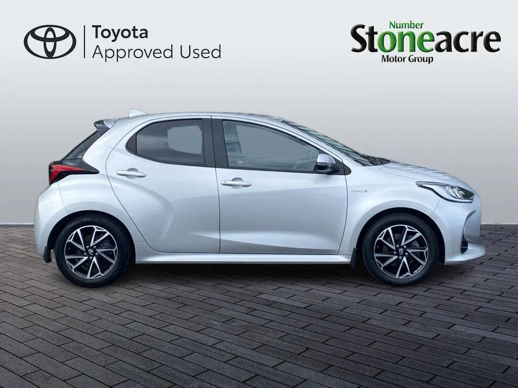 Toyota Yaris 1.5 Hybrid Design Cvt Silver #2