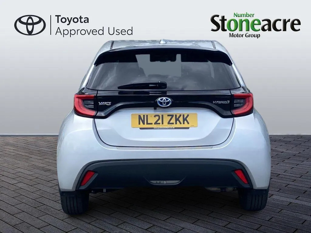 Toyota Yaris 1.5 Hybrid Design Cvt Silver #4