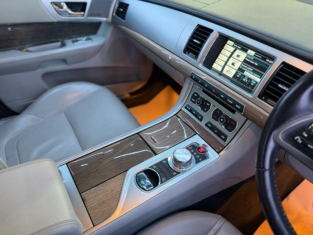 Jaguar XF Saloon 2.2 Green #39