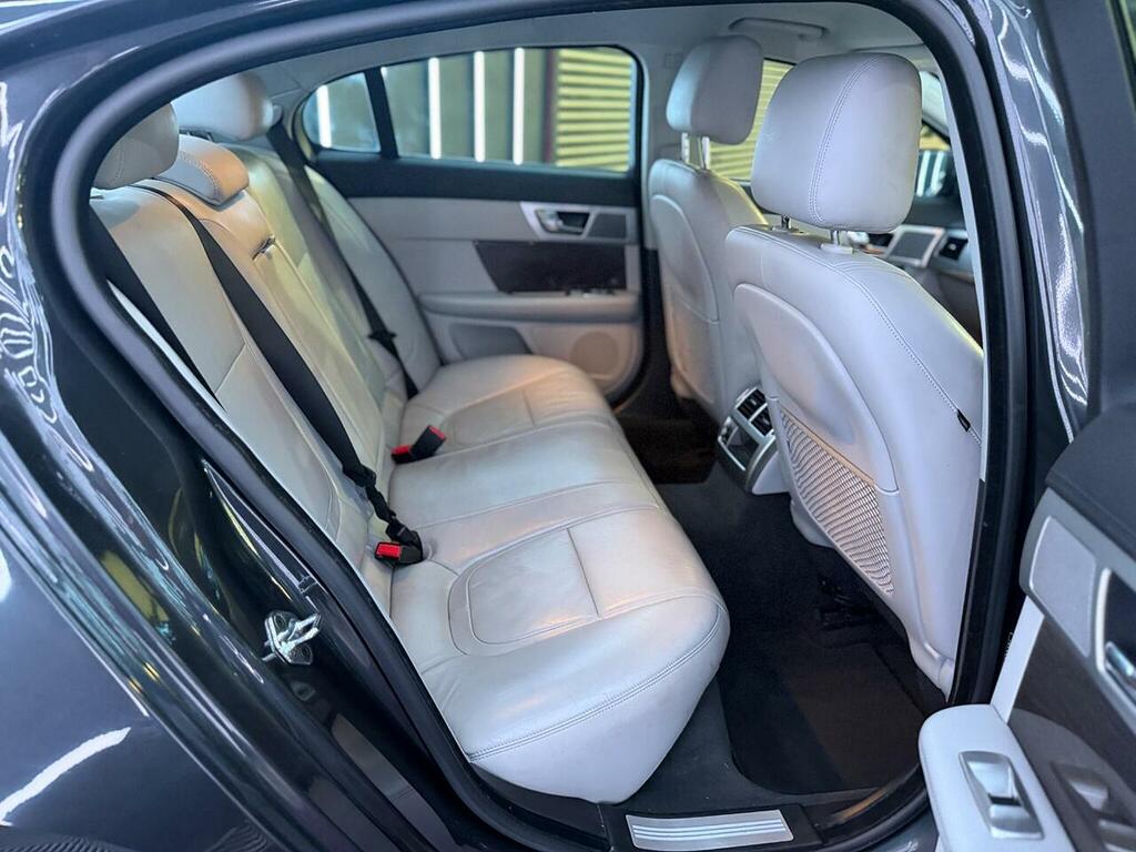 Jaguar XF Saloon 2.2 Green #30