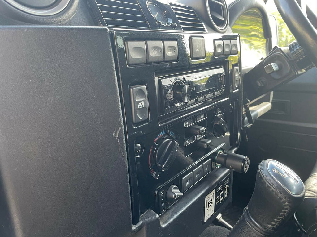 Land Rover Defender 90 County Black #8