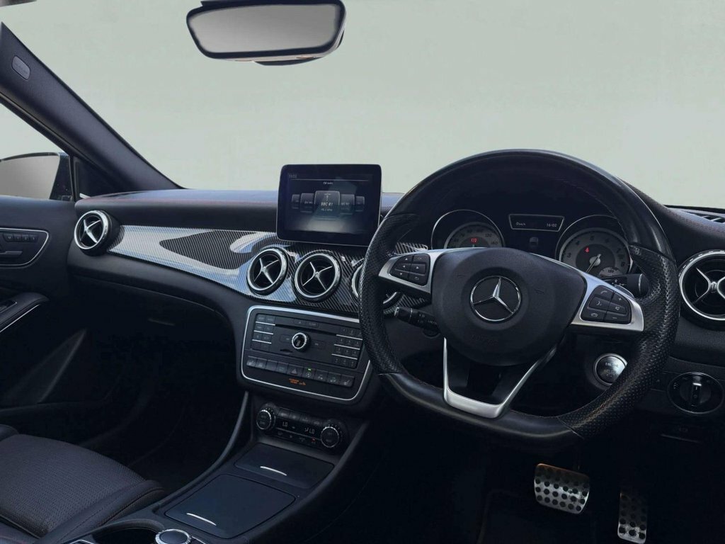 Mercedes-Benz GLA Class Gla 200 D 4Matic Amg Line Premium Red #17