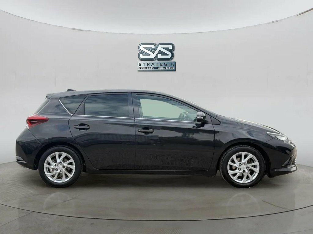 Toyota Auris 1.6L Business Edition Black #3