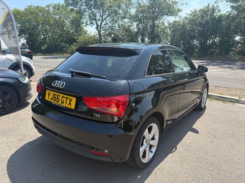 Audi A1 Tdi Sport Black #4