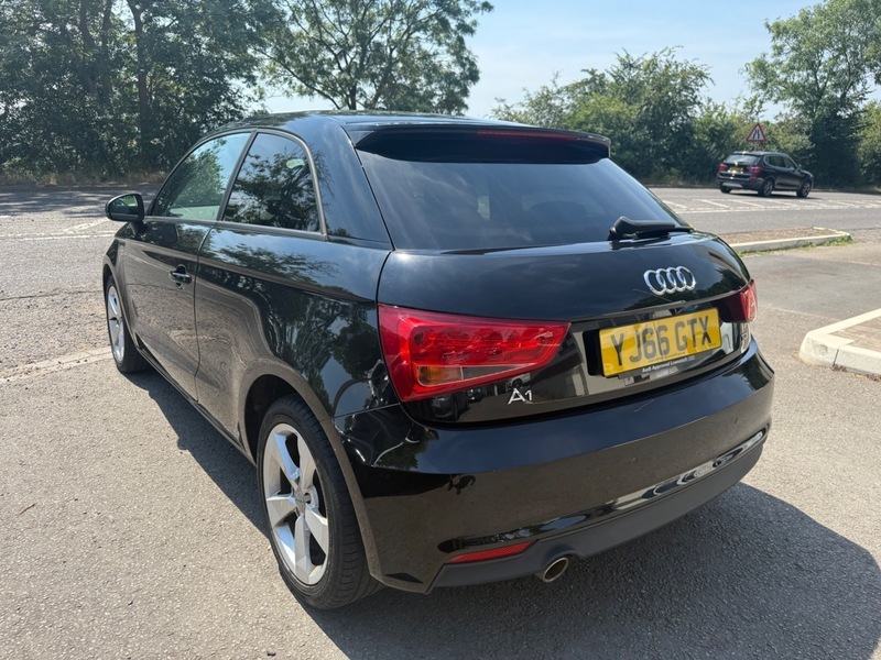 Audi A1 Tdi Sport Black #6