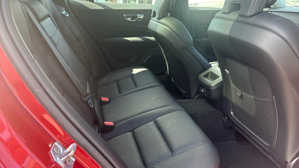 Volvo V60 D4 Momentum Plus Red #6