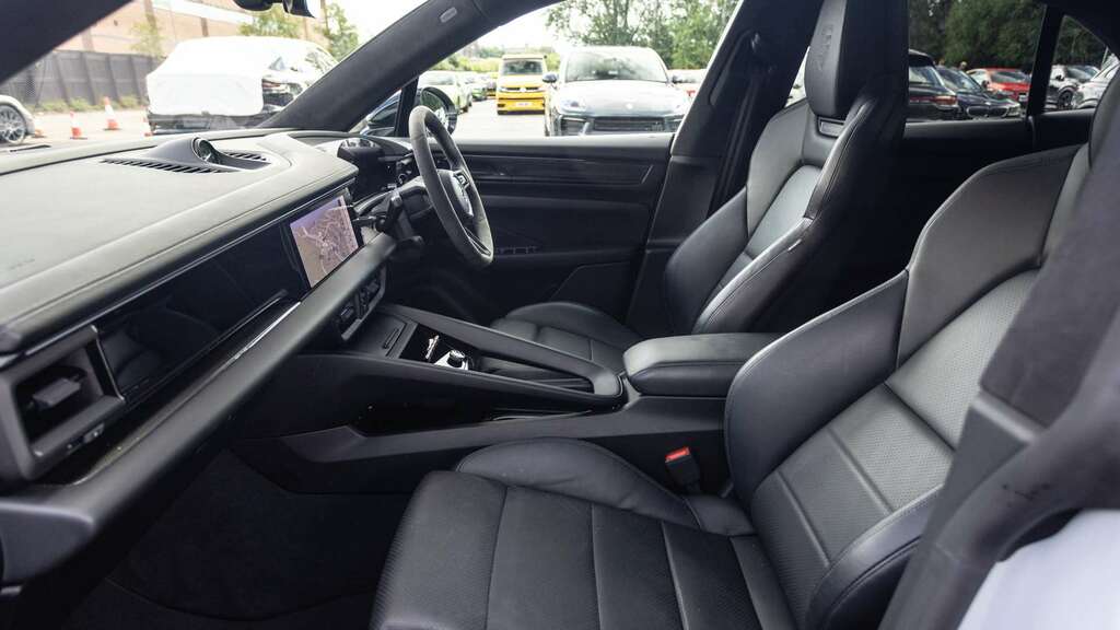 Porsche Macan Turbo 2024 Grey