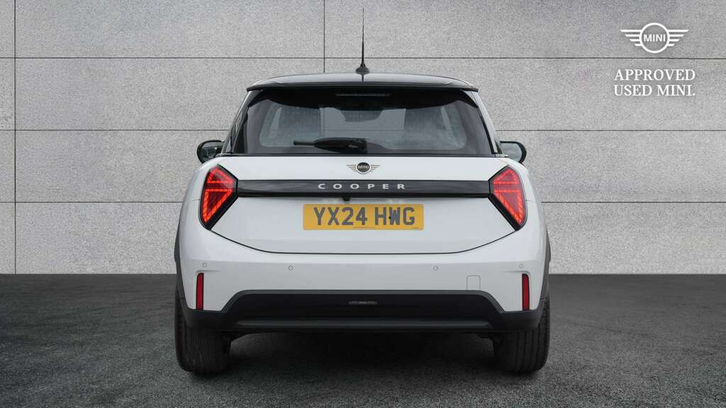 Mini Hatch 1.5 C Exclusive Level 1 2024 White #5