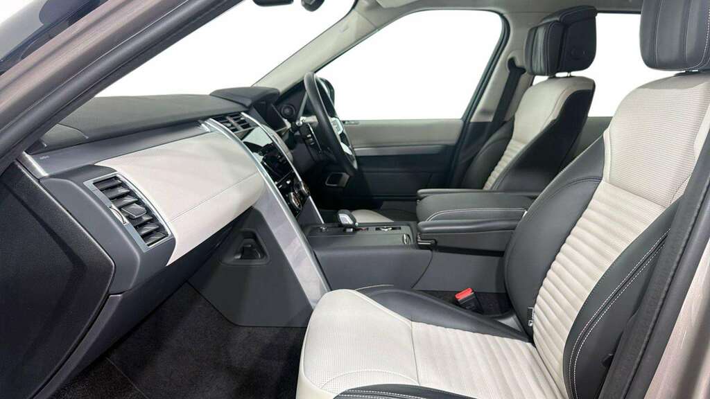 Land Rover Discovery 3.0 D350 Dynamic Hse 2024 Brown #3