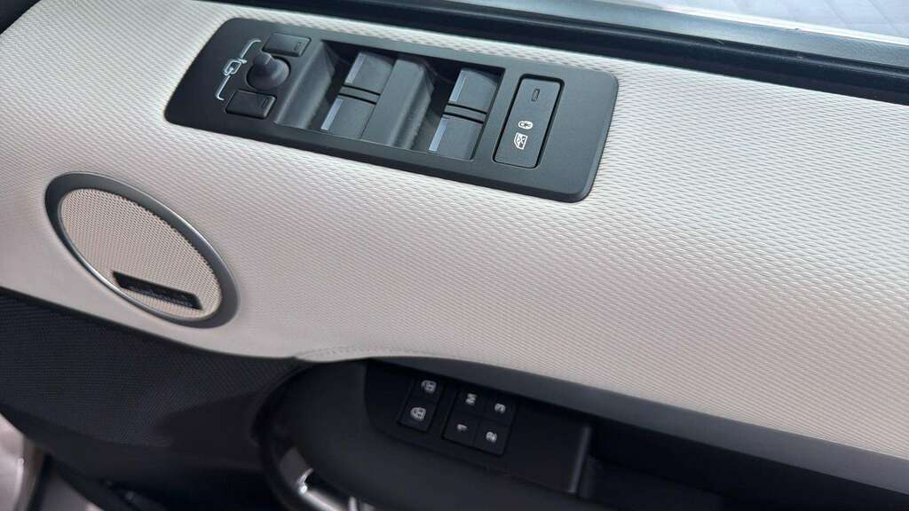 Land Rover Discovery 3.0 D300 Se Commercial Grey #25