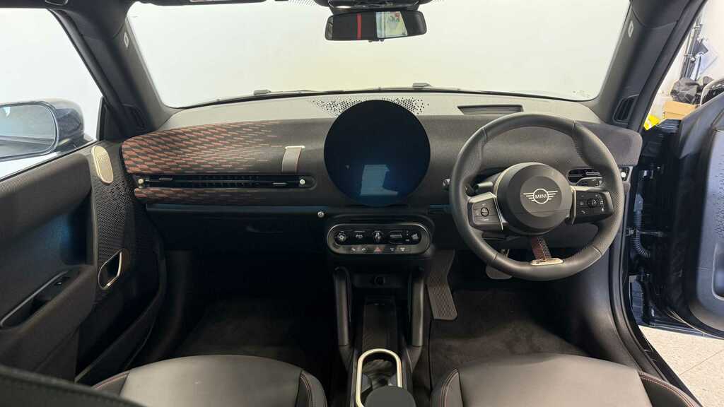 Mini Hatch 160Kw Se Sport 54Kwh 2024 YV24WBU Black #4