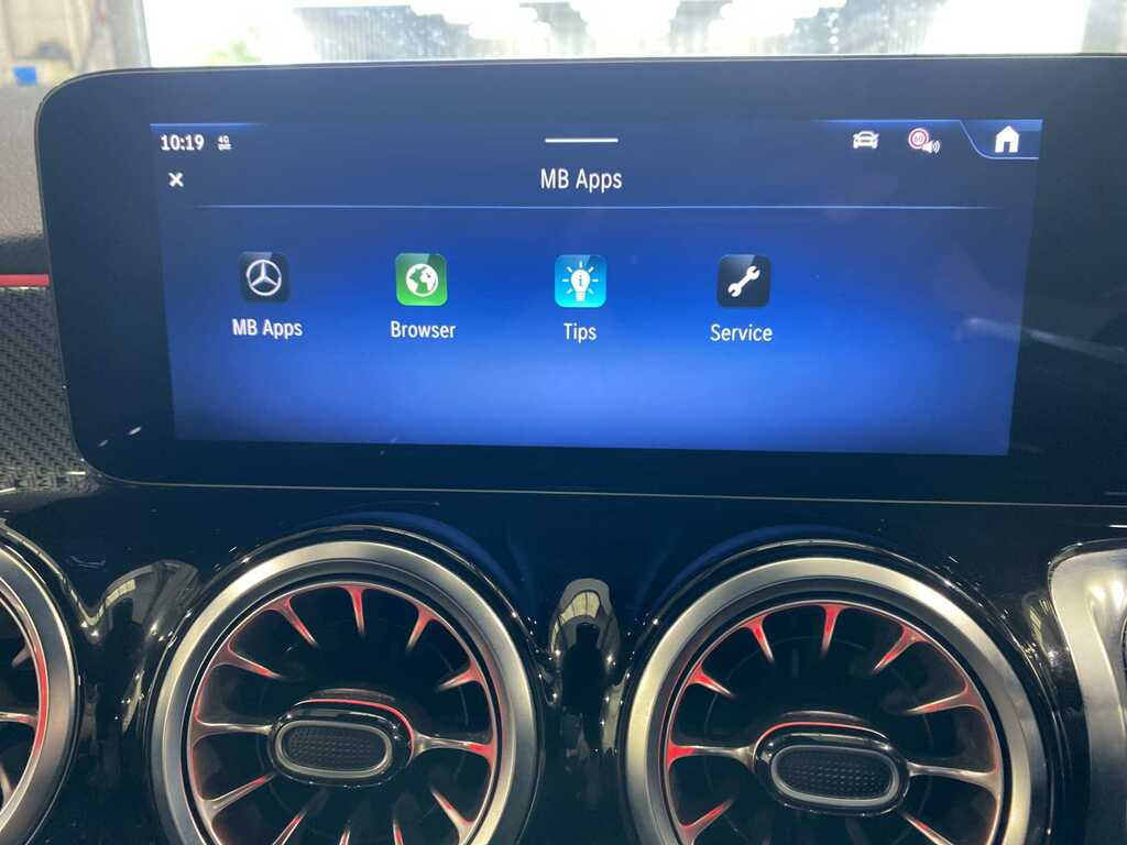 Mercedes-Benz GLB Class 1.3 Glb200h Mhev Amg Line Premium Suv #30
