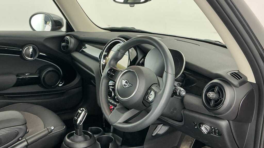Mini Hatch 1.5 Cooper Classic 2023 YP73NCA Red #6