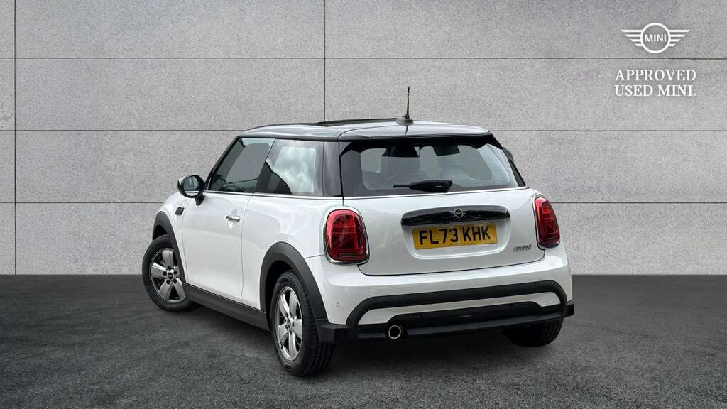 Mini Hatch 1.5 Cooper Classic 2023 FL73KHK White #2