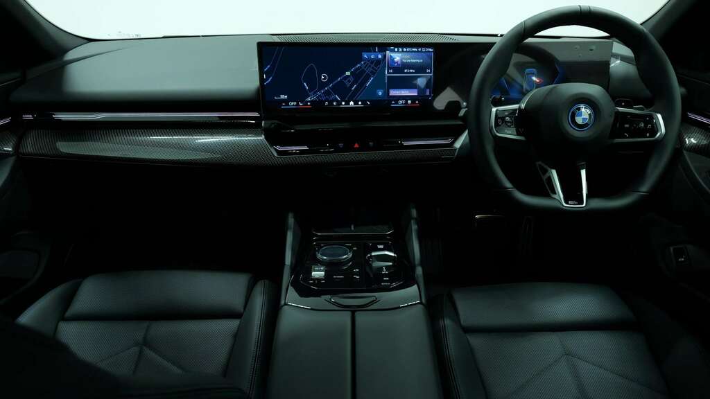 BMW 5 Series 530E M Sport 2026 YP26XMS Green #4