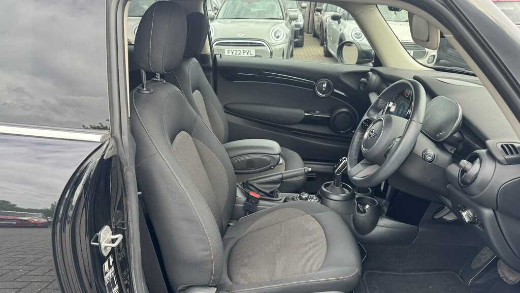Mini Hatch 1.5 Cooper Classic 2023 YH23GZB Black #2