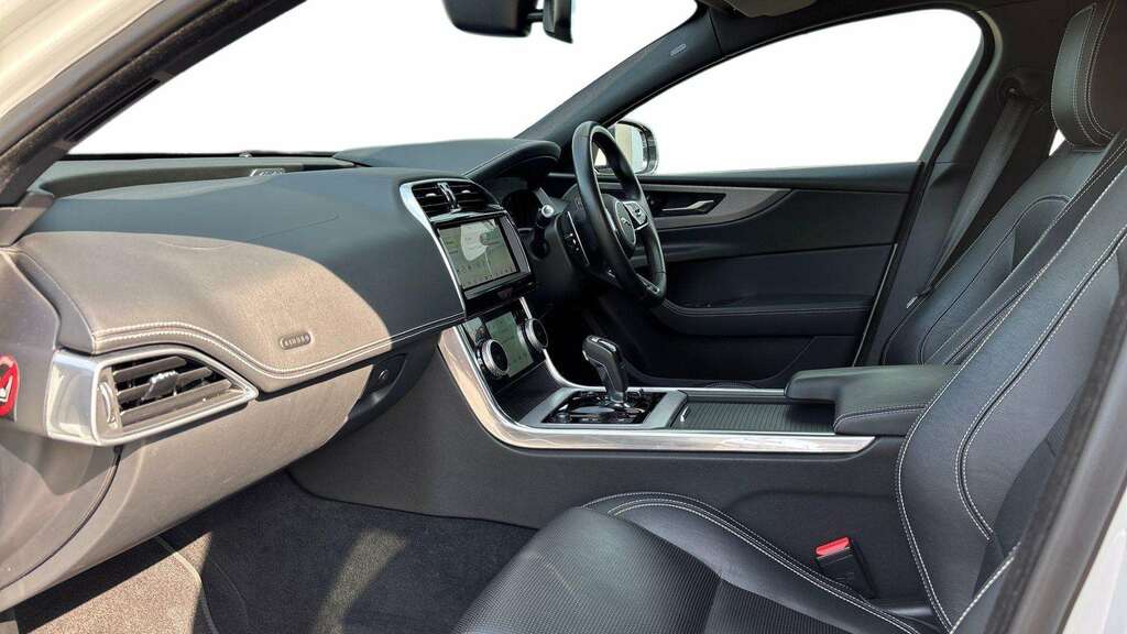Jaguar XE 2.0 R-dynamic S 2019 White #3